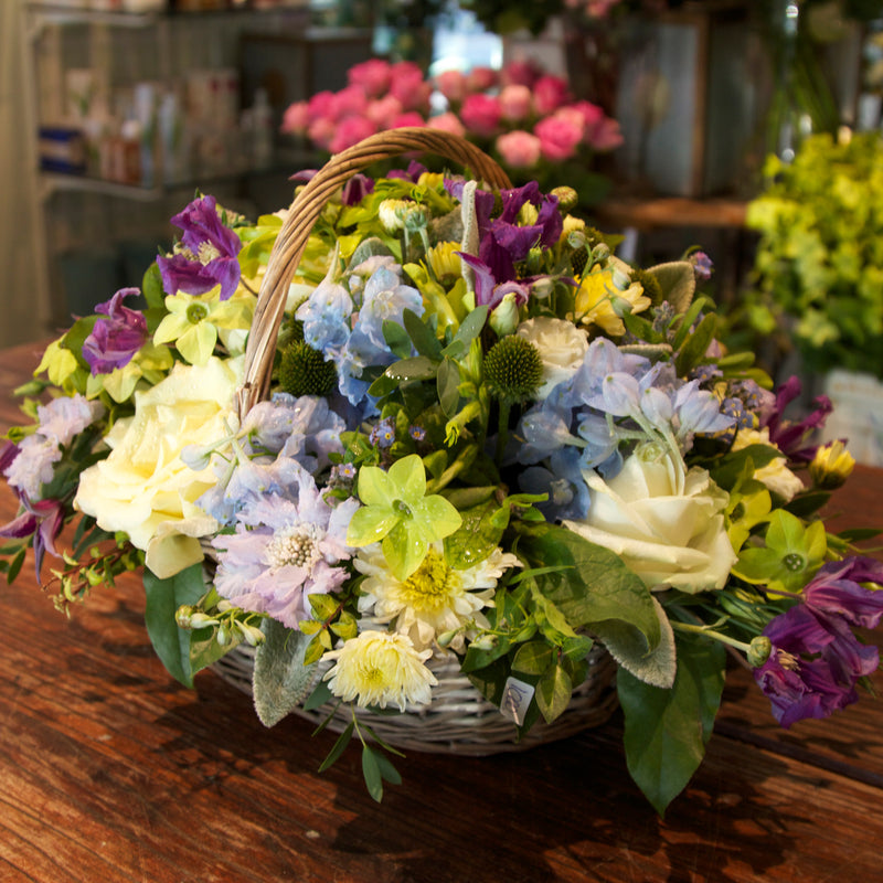 Kurv med Afskårne Blomster