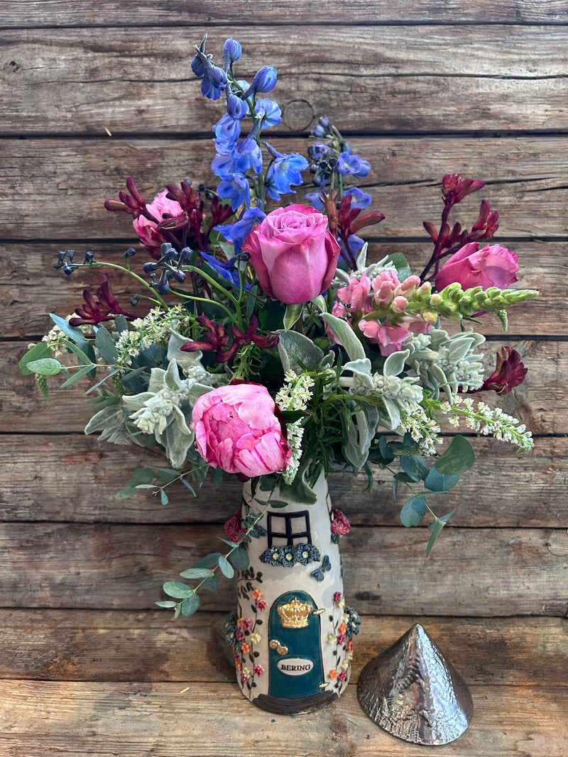 Bering ceramic vase/house