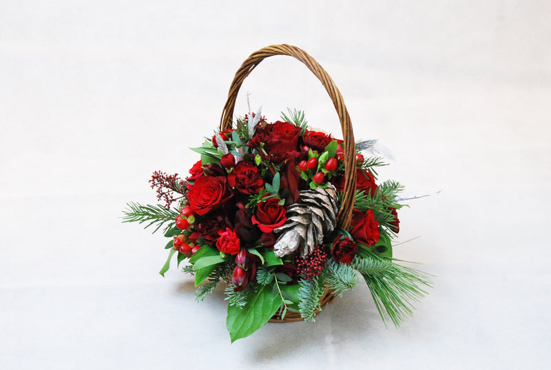 Julekurv med afskårne blomster